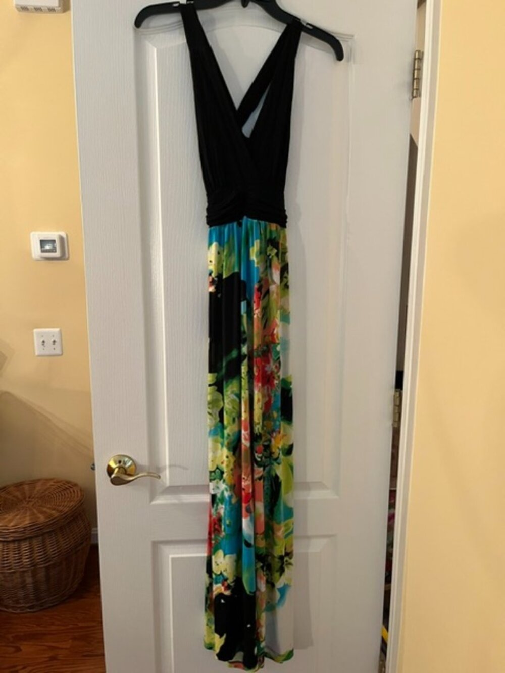 Gilli Maxi dress w/ crisscross back strapes - Size M